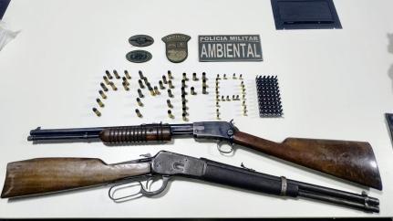 Dupla é presa com armas e munições na zona rural.