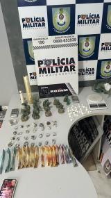 Dupla é presa com mais de 50 porções de drogas.