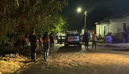 Homem é assassinado com tiros na cabeça em rua.