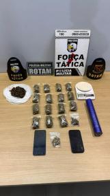 Homem é flagrado comprando maconha e acaba preso com suposto traficante.