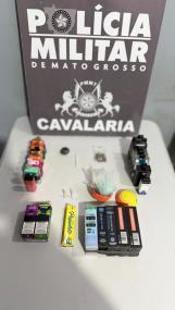 Homem é preso com maconha, cocaína e cigarros eletrônicos.