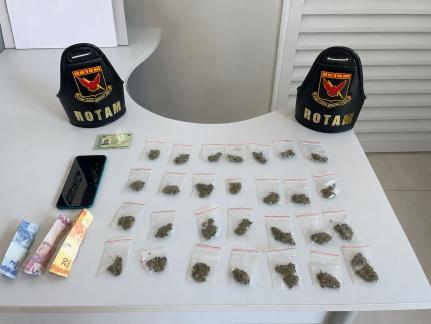 Homem é preso e adolescente apreendido com drogas.
