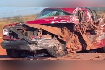 Idoso morre em acidente entre caminhonete e caminhão.