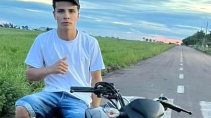 Jovem de 18 anos morre horas após ser socorrido em acidente de moto.