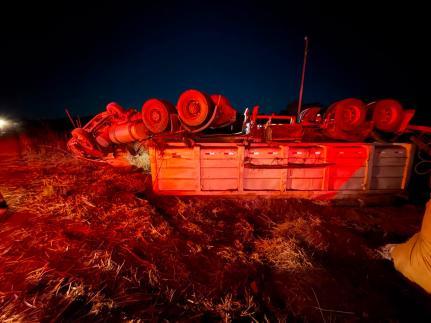 Motorista morre ao perder o controle de veículo de carga e capotar na MT-235.