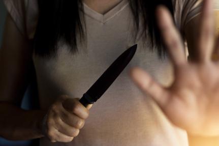Mulher é presa por tentativa de homicídio após esfaquear companheiro.