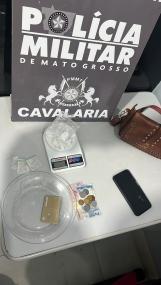 Mulher é presa por tráfico de drogas no interior; comandada por Facção criminosa.