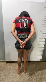 Mulher é presa por tráfico e confessa integrar facção criminosa.