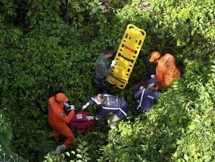Mulher é resgatada após ficar três dias perdida em área de mata fechada.