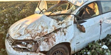 Mulher morre após marido capotar carro, ele fugiu do local.