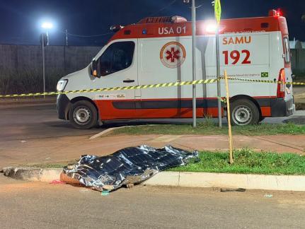 Mulher pula de moto, acaba atropelada e morre.