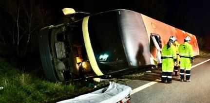 Ônibus de viagem tomba e deixa 9 feridos; um preso às ferragens.