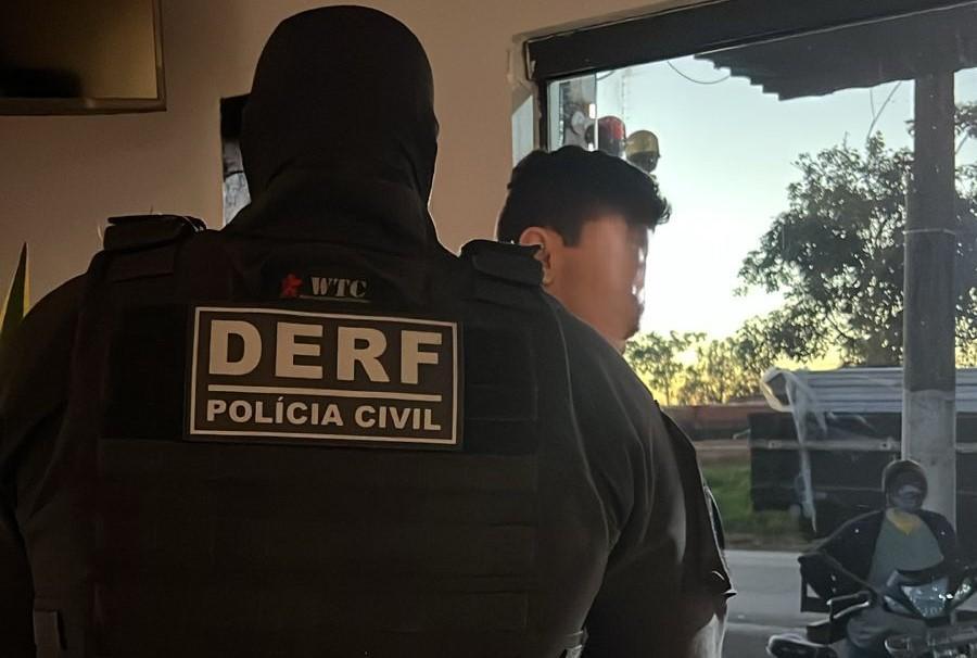 Operação da Polícia Civil desarticula grupo que fornecia armas e drogas para facções rivais em Mato Grosso.