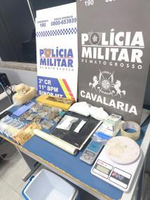 PM flagra usuário, encontra 'boca de fumo' e prende dois traficantes.