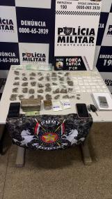 PM prende quatro suspeitos e apreende drogas durante operação contra o tráfico.