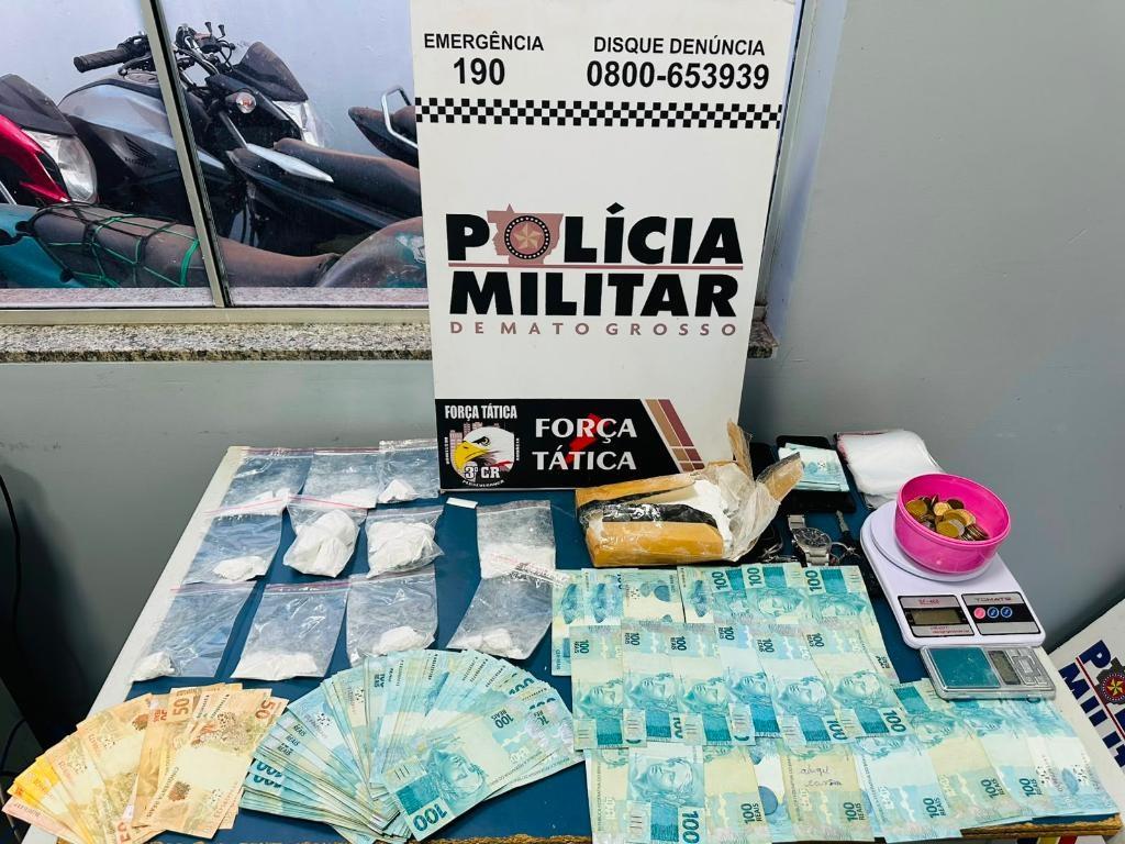 PM prende três faccionados e apreende drogas e R$ 16,7 mil da venda de entorpecentes.