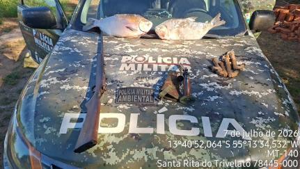 Polícia Ambiental apreende armas, peixes proibidos e partes de animal silvestre.