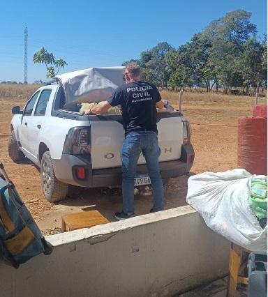 Polícia Civil acompanha retirada de pertences de vítima de violência doméstica.