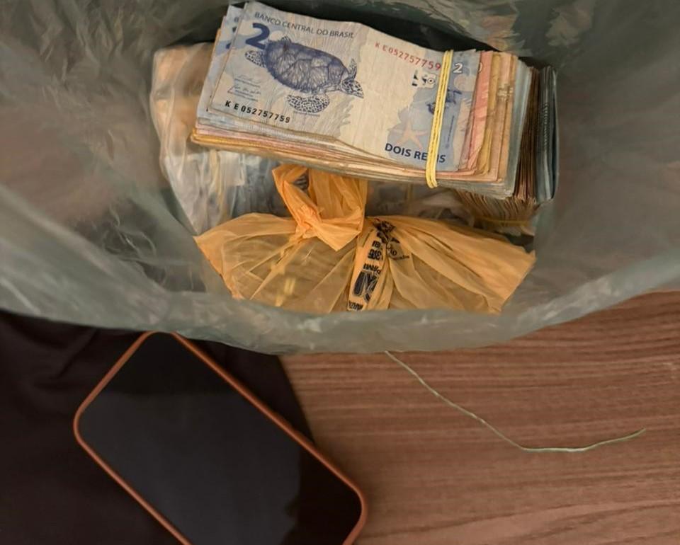 Polícia Civil apreende três veículos, joias e cerca de R$ 53 mil em dinheiro durante operação.