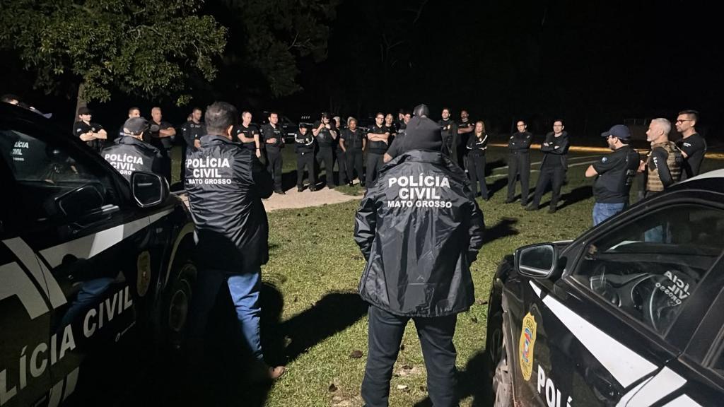 Polícia Civil cumpre 20 ordens judiciais contra investigados por tráfico de drogas.