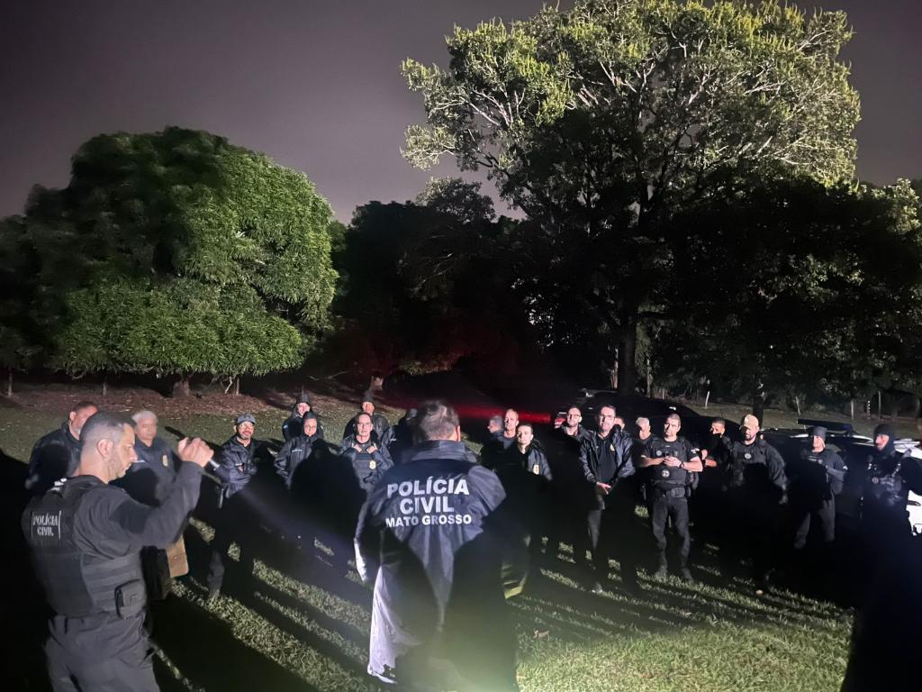 Polícia Civil cumpre 26 ordens judiciais contra grupo criminoso envolvido com tráfico de drogas.