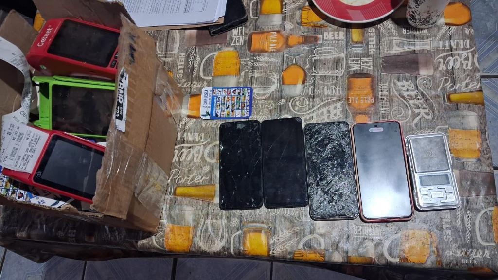Polícia Civil cumpre mandados contra membros de facção investigada por envolvimento em roubos.