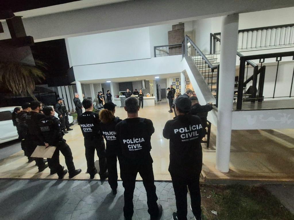 Polícia Civil deflagra operação contra facção criminosa que utilizava bingos para lavagem de dinheiro em MT.