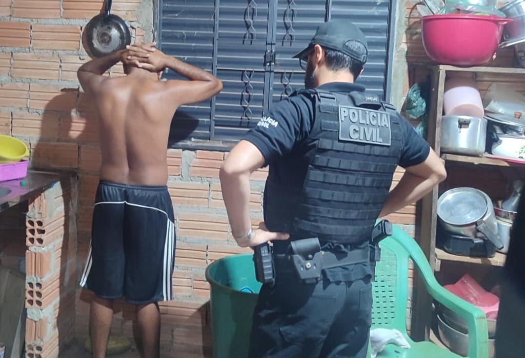 Polícia Civil desarticula esquema de tráfico de drogas ligado a facção criminosa.