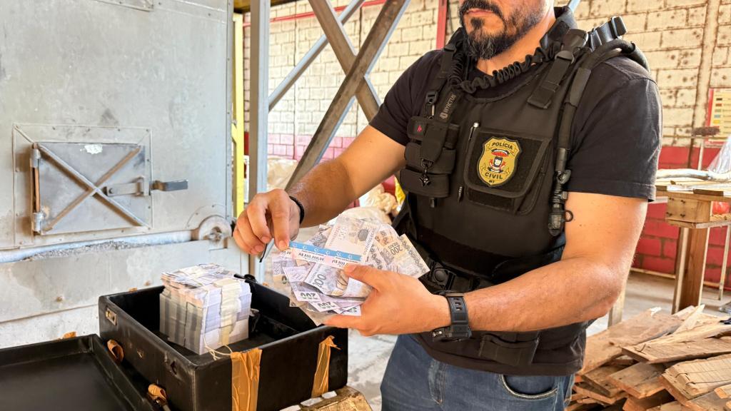 Polícia Civil incinera mala com R$ 10 milhões em notas falsas.
