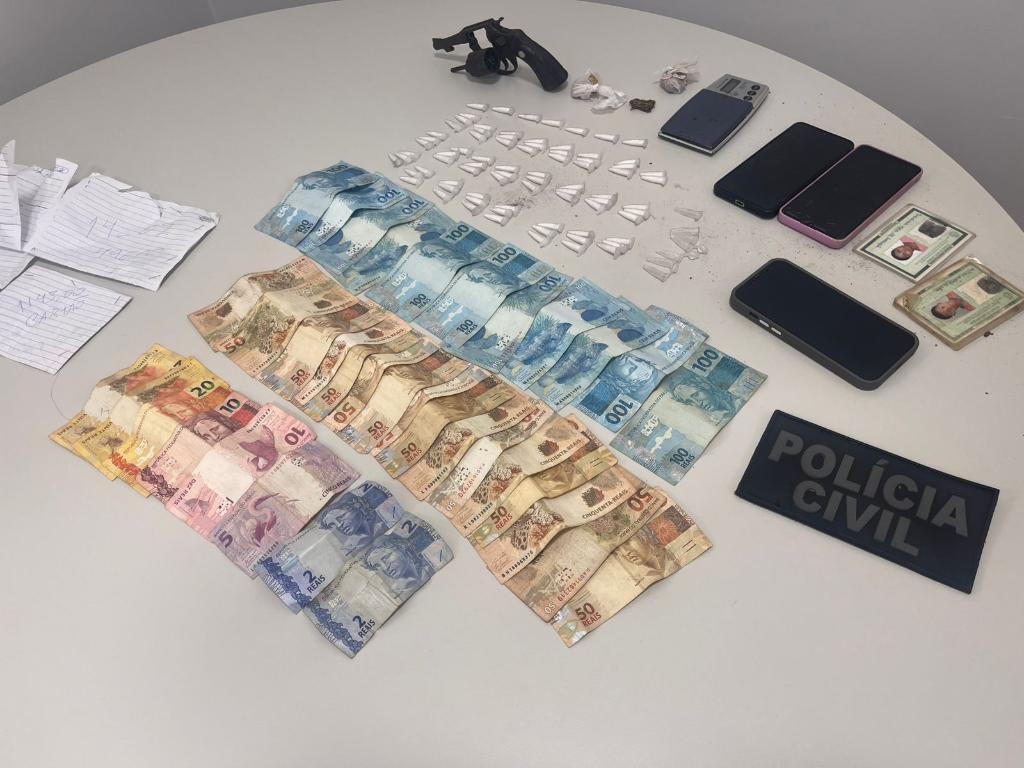 Polícia Civil prende mulher membro de facção por tráfico de drogas, associação criminosa e porte de arma.