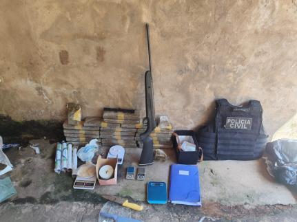 Polícia desarticula esconderijo de facção e apreende drogas, arma e dinheiro.