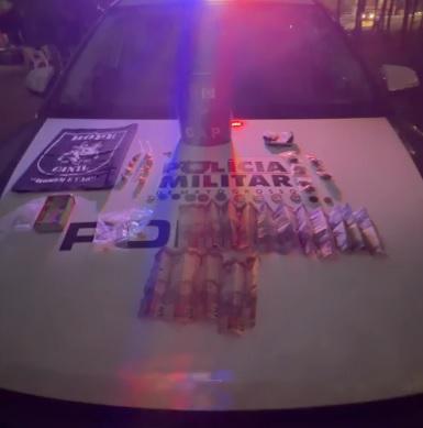 Polícia Militar apreende 17 porções de drogas e localiza dois suspeitos por tráfico.