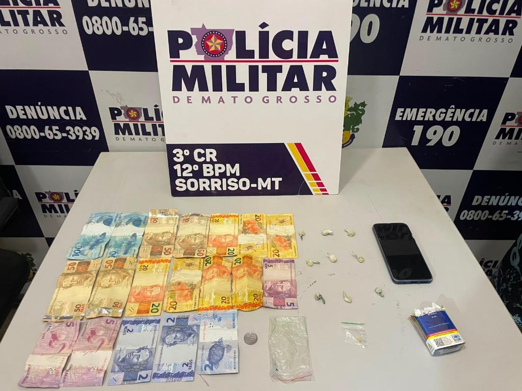Polícia Militar apreende 28 porções de drogas e detém suspeitos por tráfico.