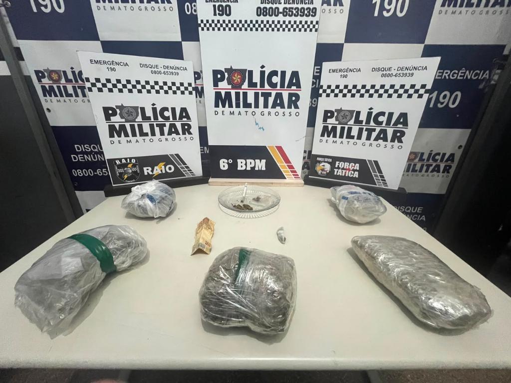 Polícia Militar conduz três pessoas com pacotes de maconha em Cáceres.