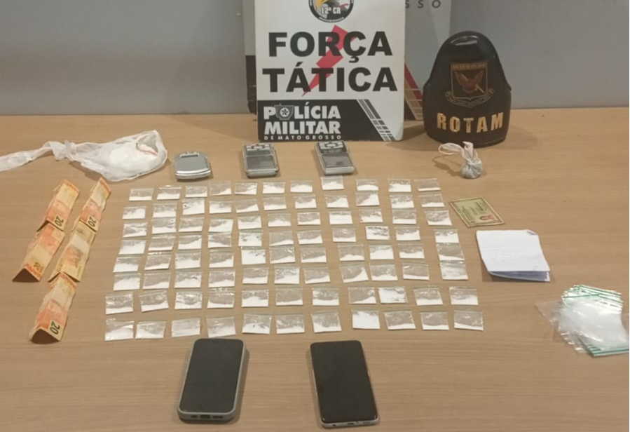 Polícia Militar prende casal suspeito por tráfico e apreende 90 porções de drogas.