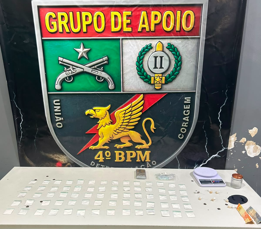Polícia Militar prende homem com 77 porções de pasta base e cocaína.