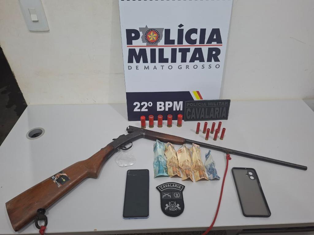 Polícia Militar prende homem com porção de cocaína e espingarda irregular.