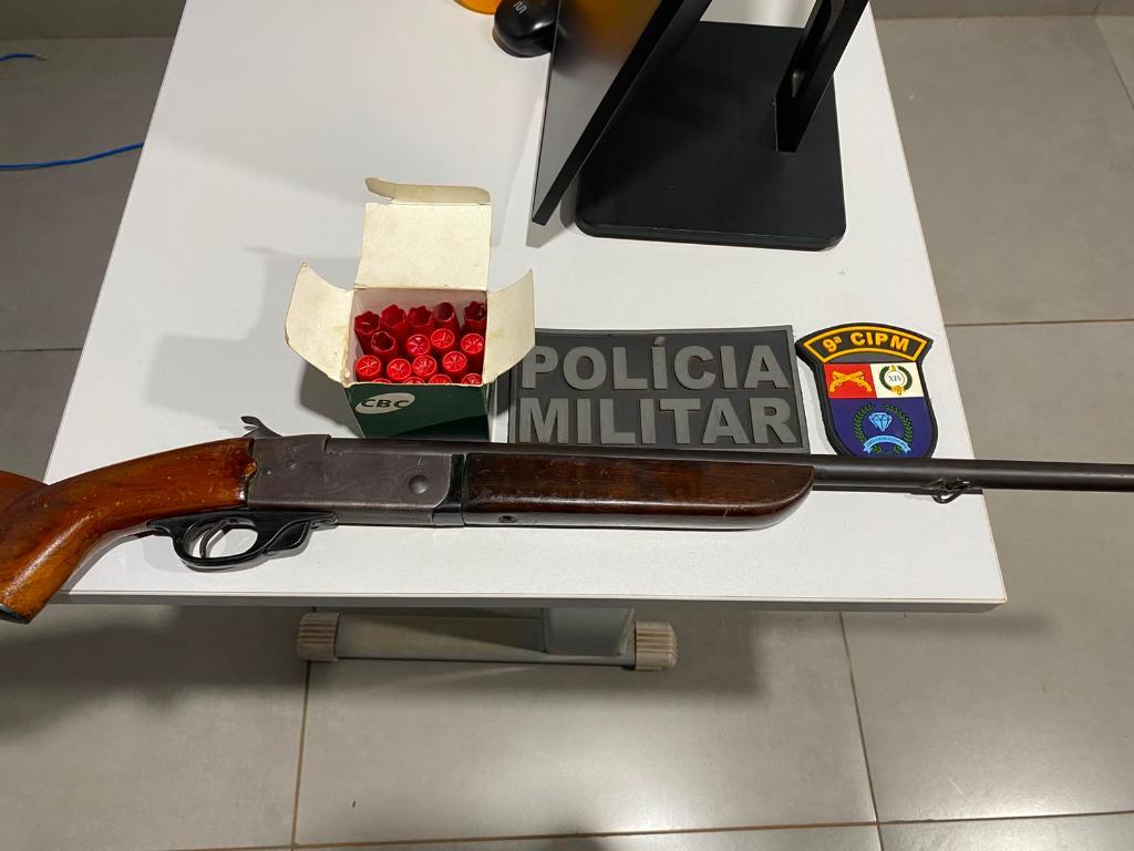 Polícia Militar prende suspeito por violência doméstica e ameaça com arma de fogo.