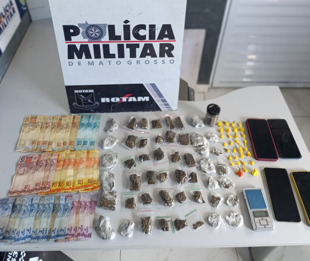 Rotam apreende 80 porções de drogas e prende três homens por tráfico.