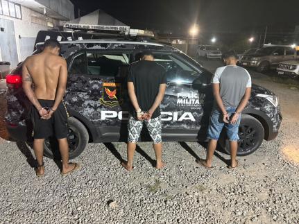 Rotam prende 3 suspeitos e apreende porções de maconha.