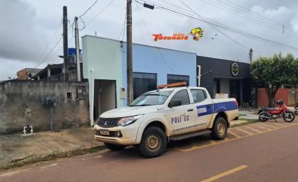 Venezuelano é morto com faca cravada na nuca.