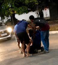Adolescente é levada ao hospital após consumir bebida alcoólica em frente à escola.