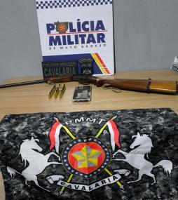 Bêbado é detido com arma irregular após tiros em sítio.