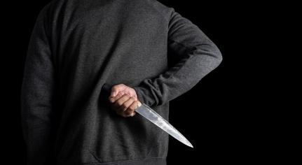 Bêbado esfaqueia colega de trabalho após discussão.
