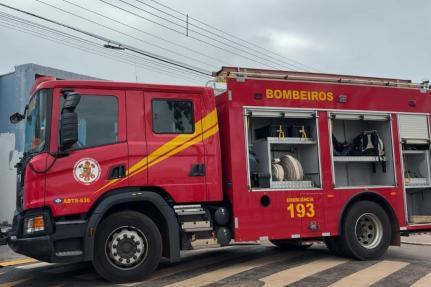 Carreta carregada com soja pega fogo e interdita faixa da BR-364.