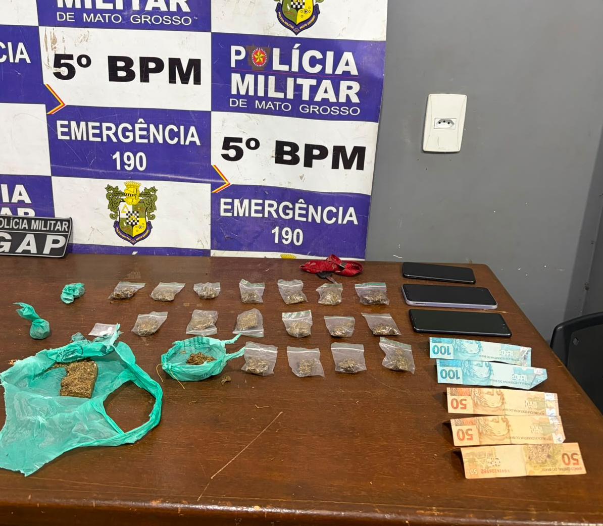 Casal é preso suspeito de tráfico de drogas.