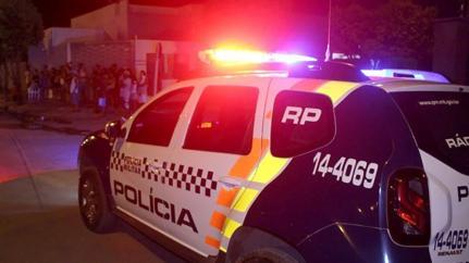 Casal suspeito de matar homem a facada em bar é preso.
