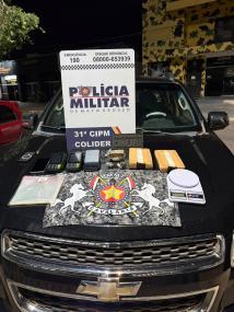 Cavalaria da PM apreende 2 kg de cocaína e prende homem após fuga.