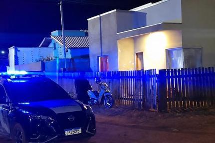 Criminoso invade casa e mata desafeto a tiros na cama.
