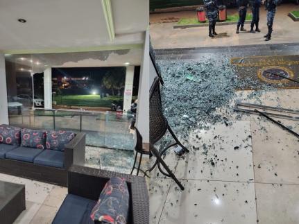 Criminosos tentam matar homem com vários tiros em hotel.
